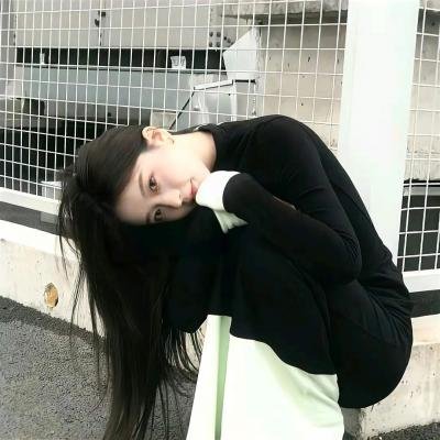 超模之女学历造假，评论区两极分化，72小时引热议